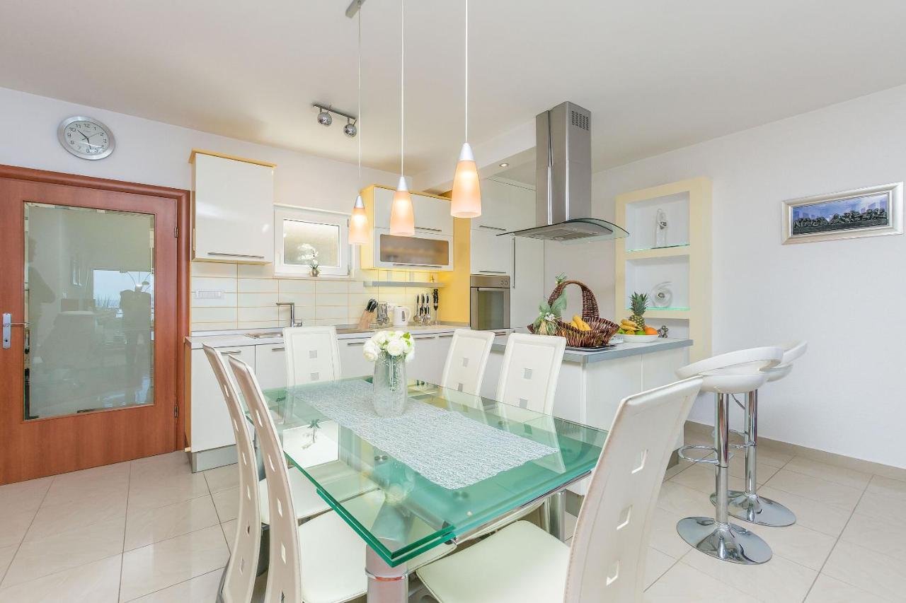 Apartments Mia Омиш Экстерьер фото